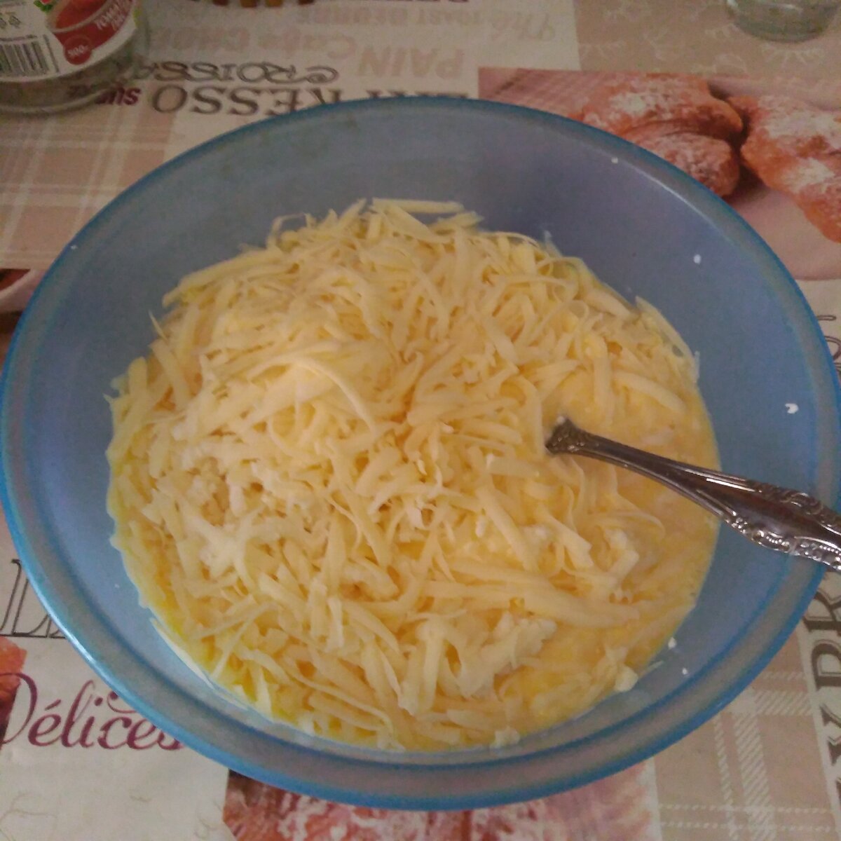 Начинкой для ачмы на этот раз были яйца, молоко, кефир, творог, сыр Сулугуни и Кавказский сыр типа рикотты или козьего сыра, много разной зелени.