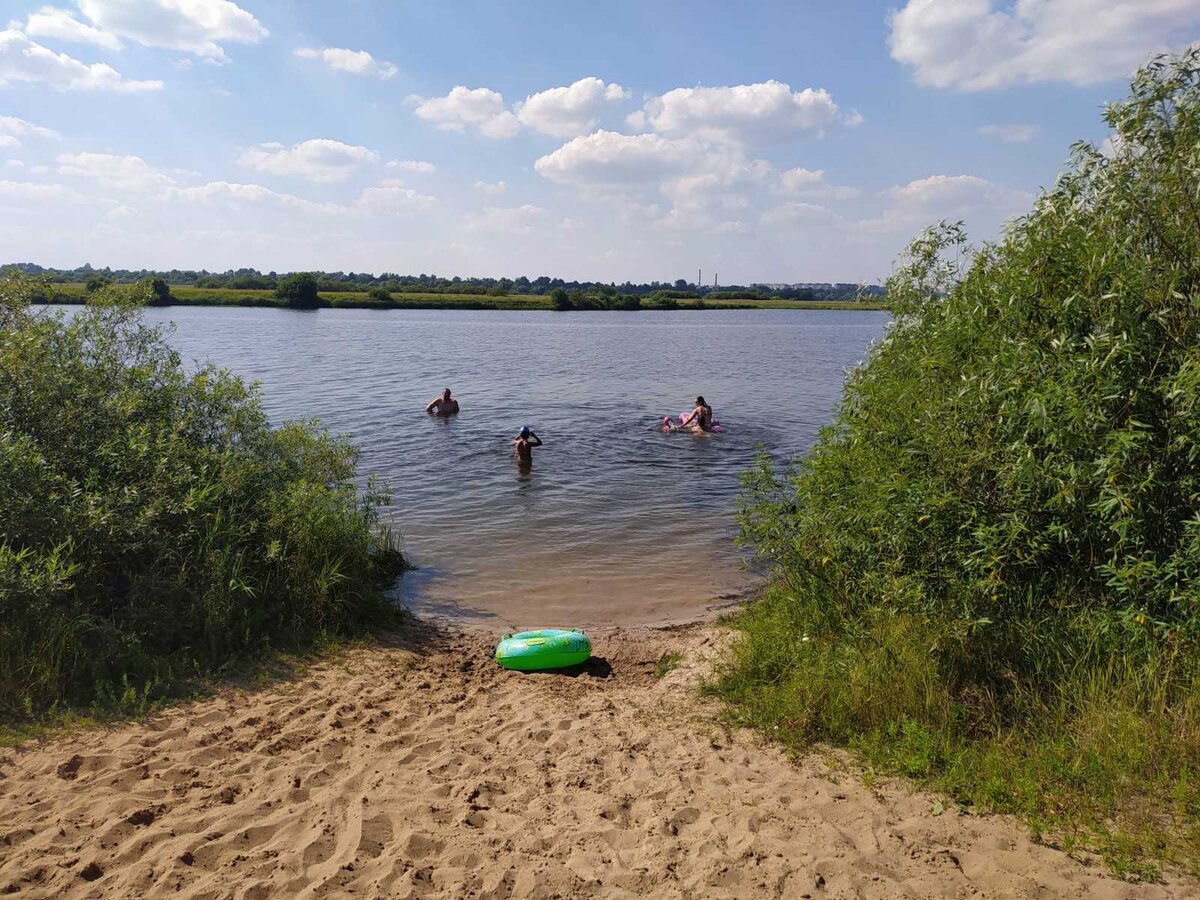 Озеро рядом. Пляж на озере. Пляж в деревне. Небольшое озеро с пляжем. Пляж Россия озеро.