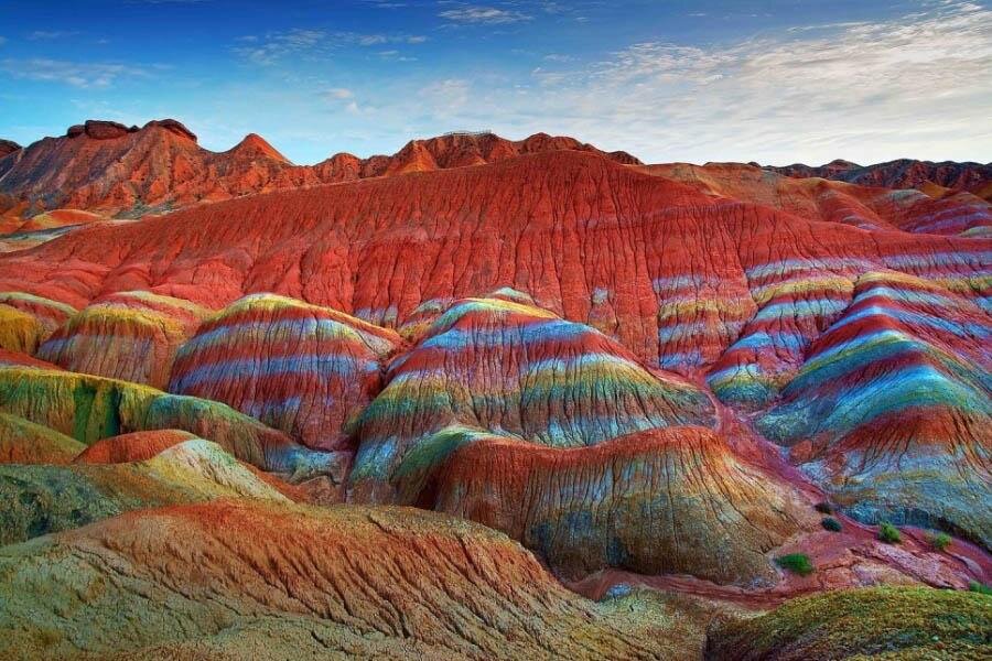 Невероятно д. Разноцветные горы Данься Китай. Чжанъе Данься. Цветные скалы Чжанъе Данксиа. Радужные горы Чжанъе Данься.