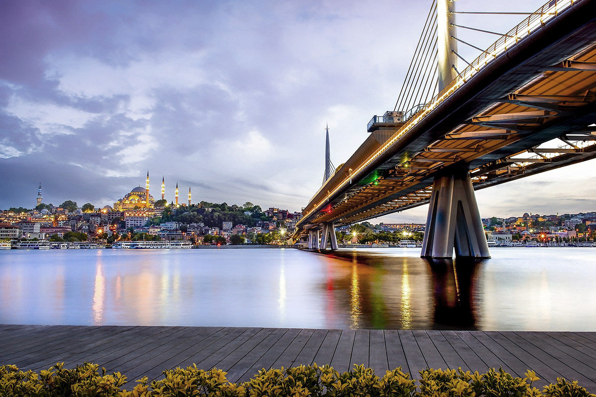 Мост между Азией и Европой. Вид на Европейскую часть Стамбула.
