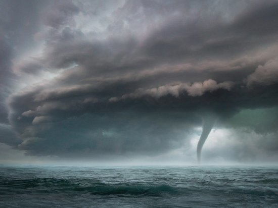  Тропический шторм «Фэй», сформировавшийся в Атлантическом океане, обрушился на побережье американского штата Нью-Джерси. Об этом сообщили в Национальном центре по наблюдению за ураганами США.

Согласно информации центра, скорость ветра в пределах атмосферного явления достигает 23,6 м/с. Шторм находится в 15 км от города Атлантик-Сити на северо-восток в штате Нью-Джерси, а также в 145 км от Нью-Йорка. Отмечается, что «Фэй» двигается в северном направлении со скоростью 6,1 м/с.

Эксперты прогнозируют мощные ливни и подтопления на севере Делавэра, на востоке Пенсильвании, на юго-востоке штата Нью-Йорк и в Новой Англии. Для жителей побережья штатов Нью-Джерси, Нью-Йорк и Коннектикут было объявлено штормовое предупреждение.