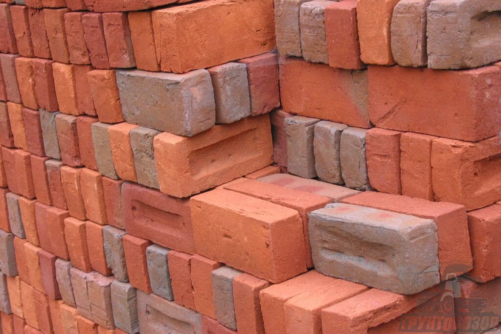 Кирпичные блоки – самые известные материалы, которые получают из глины