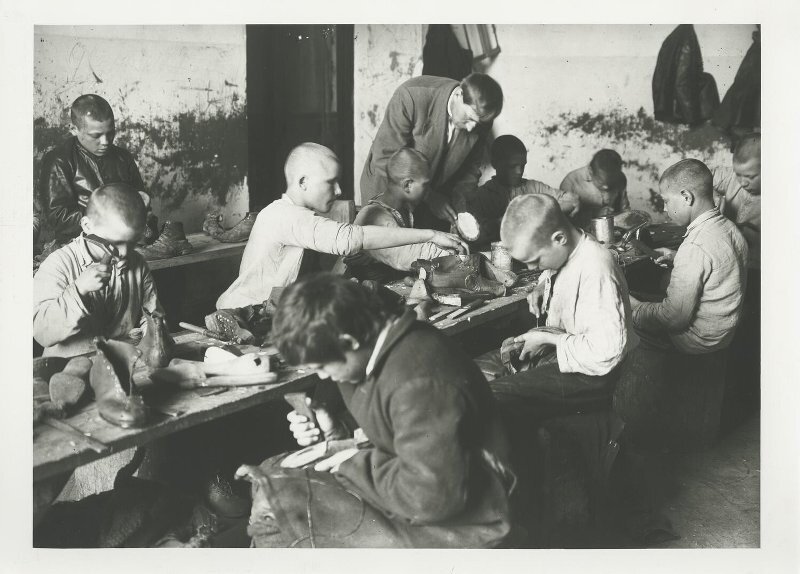 Коммуна мальчик. Коммуна мальчик. Питер уоткинс коммуна 1871. Коммуна мальчик. Голод в поволжье самарская губерния.