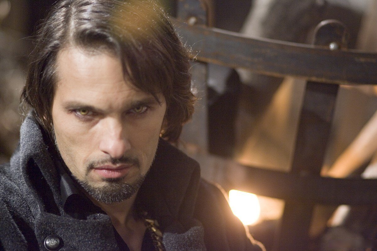 ну хоть с типажами всё понятно - главзлодей выглядит так, что его за километр разглядишь