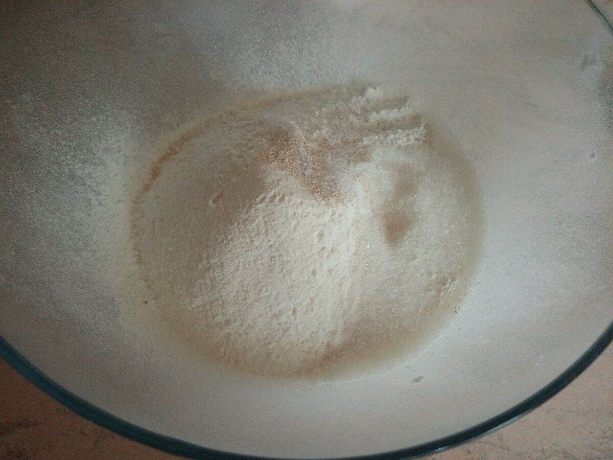 Приготовление сдобного дрожжевого теста.