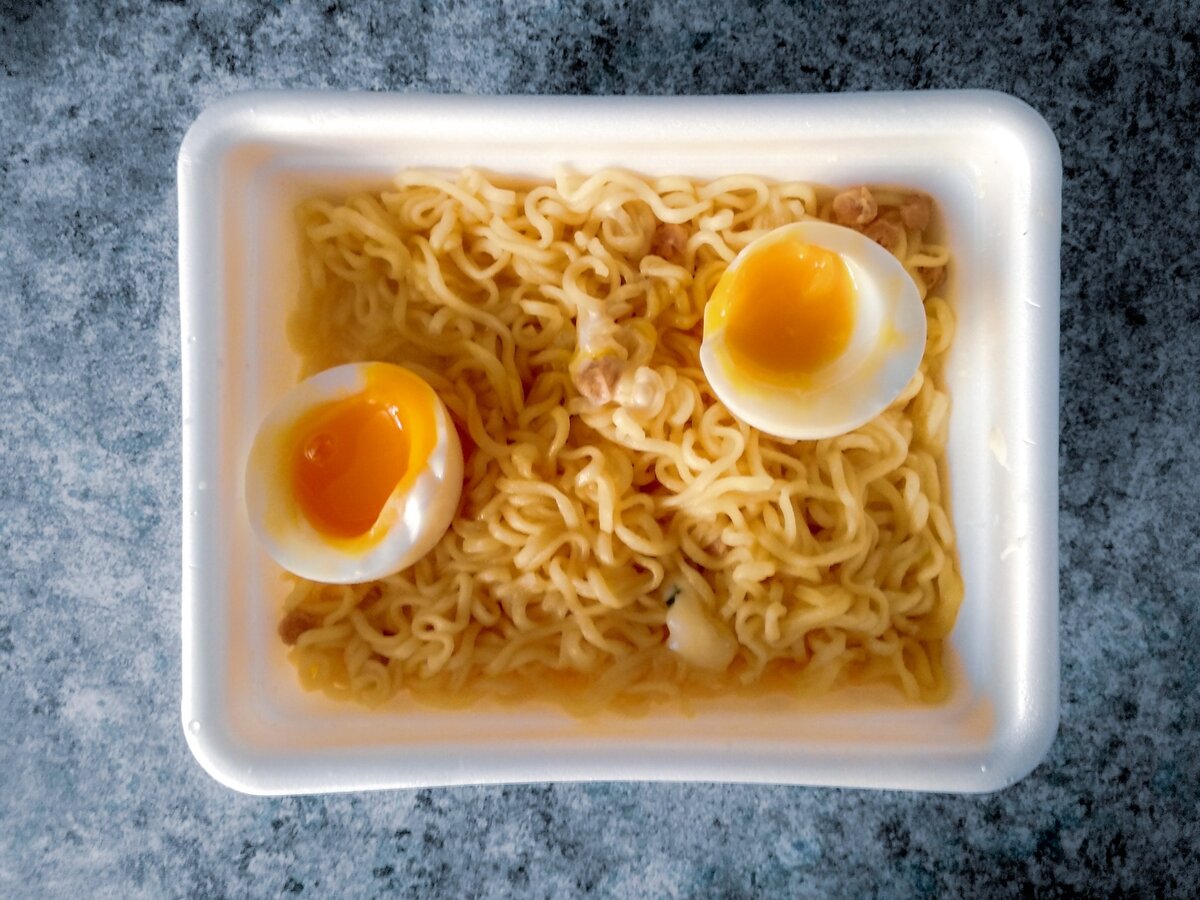 Доширак чан рамен чиз. Добавить яйцо в доширак. Рамен из доширака. Лапша с жареным яйцом. Добавить яйцо в доширак.