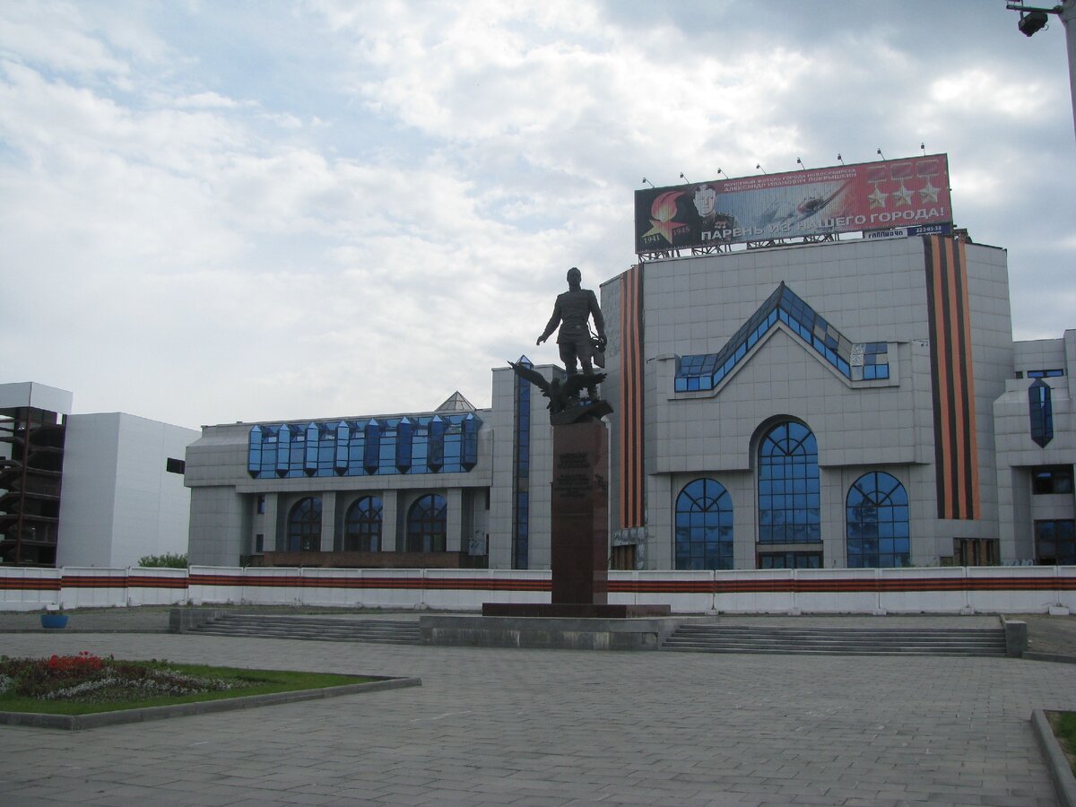 Памятник трижды Герою Советского Союза маршалу авиации А. И. Покрышкину.