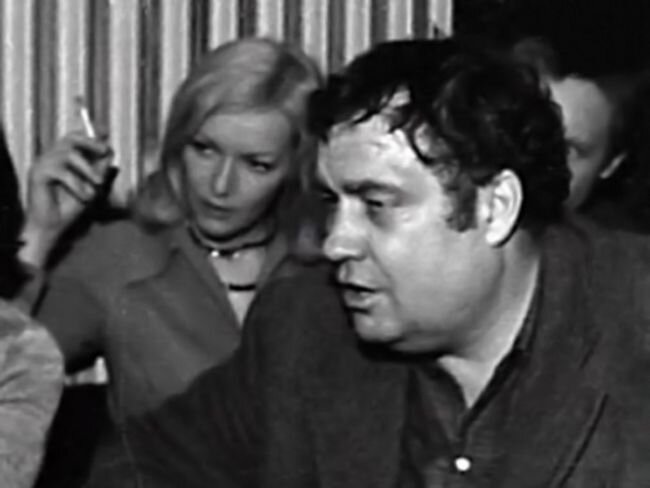 Создание фильма прошло не без проблем - чиновникам не понравилась сцена в бане, но без нее обойтись было невозможно, поэтому ее удалось сохранить. А сам процесс съемок был для Рязанова новым опытом - впервые съемки велись одновременно с трех камер благодаря приобретенной немецкой технологии. Поэтому этот фильм получился не только оригинальным и интересным сюжетно, но изощренным с операторской и режиссерской точки зрения. - Источник фото: eldar-ryazanov.ru