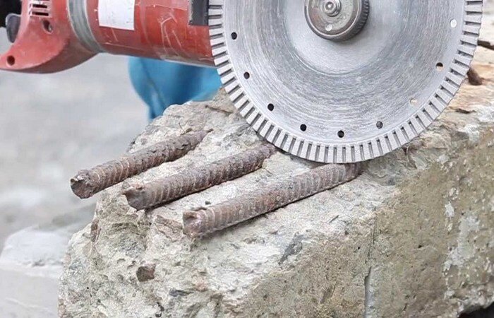 Как сделать, чтобы болгарка смогла пилить бетон без клубов пыли