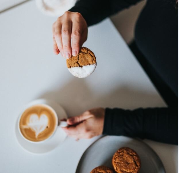 Какое счастье, наконец найти половинку. Даже если это половинка печенья. Photo by @nate_dumlao (unsplash.com/@nate_dumlao)