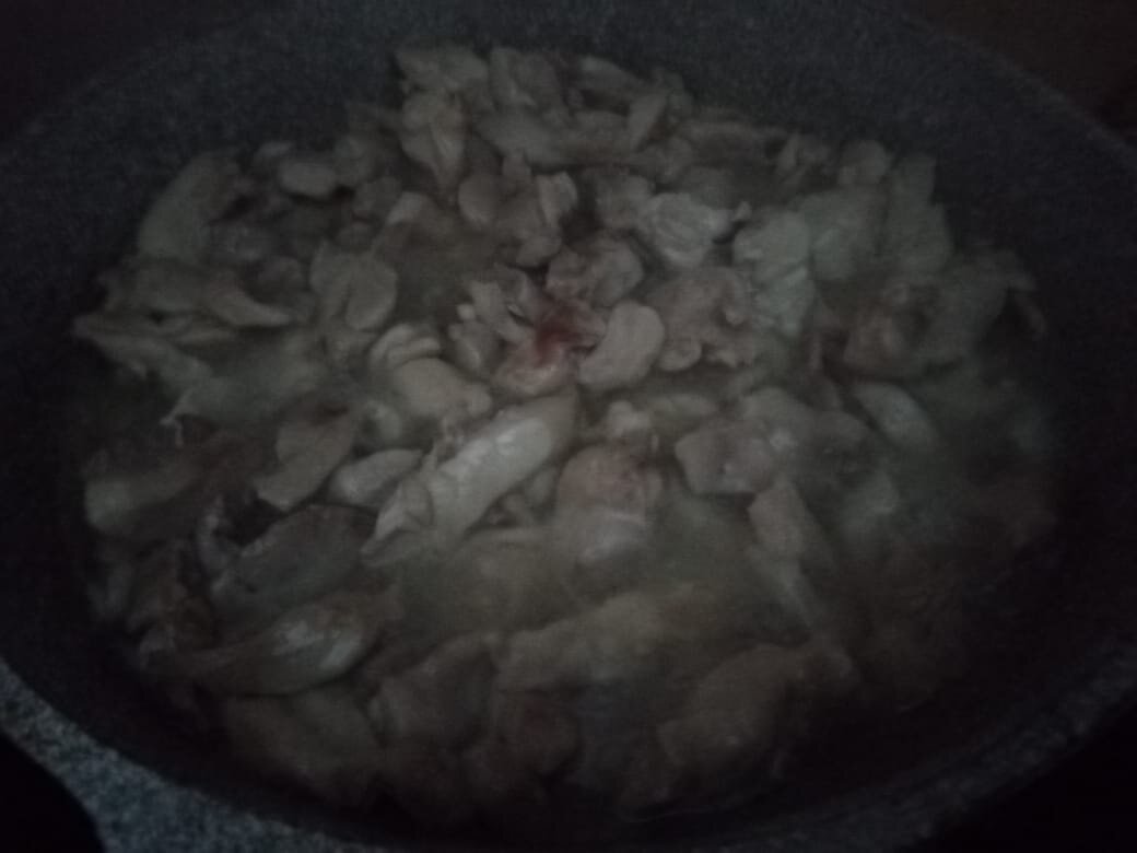 мясо режу тонкими брусочками и обжариваю на хорошо разогретой сковороде с растительным маслом до румяности.