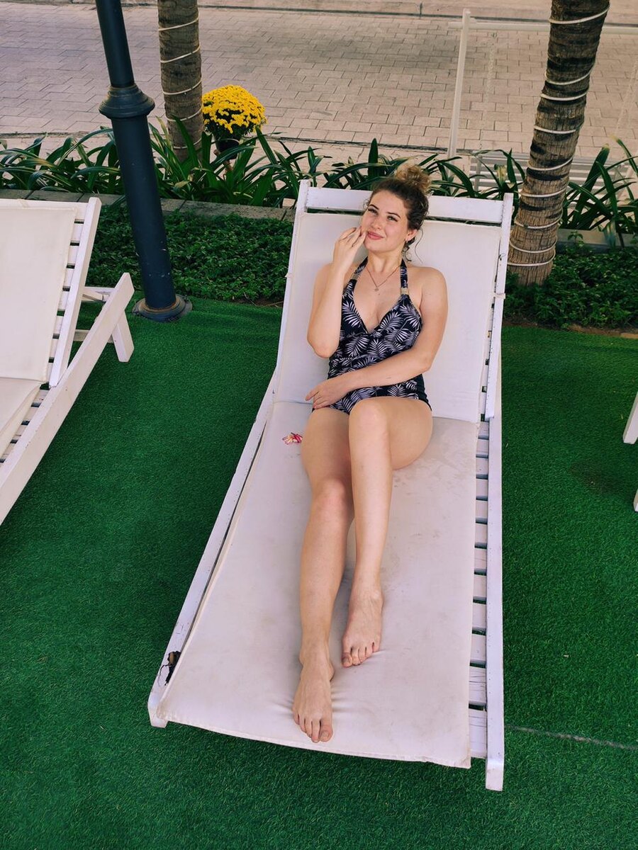 Так приятно нежиться на солнышке, зная, что ты хорошая девочка и заслужила это