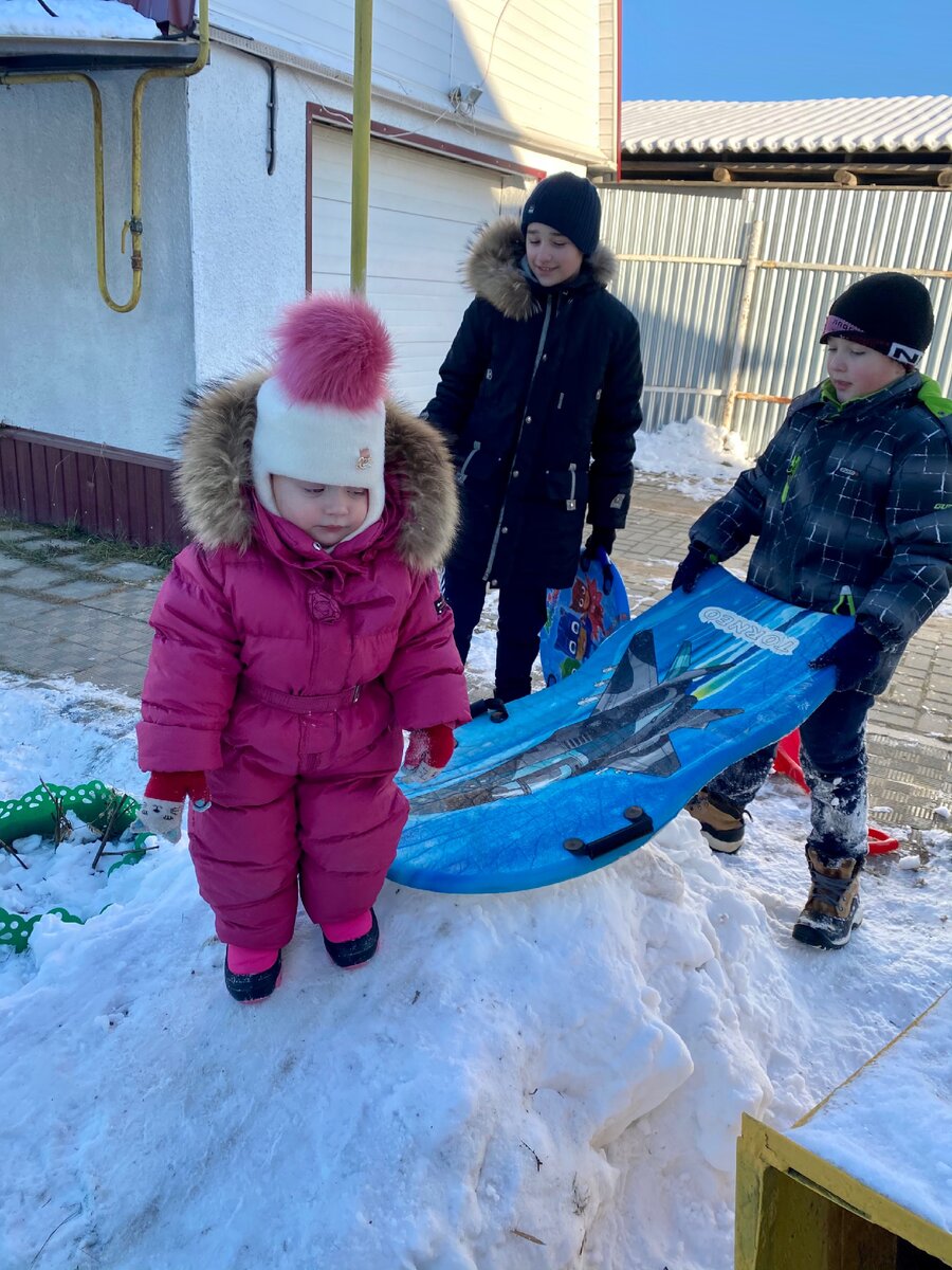 Детищи на даче горку построили, Валя пришла тестить)