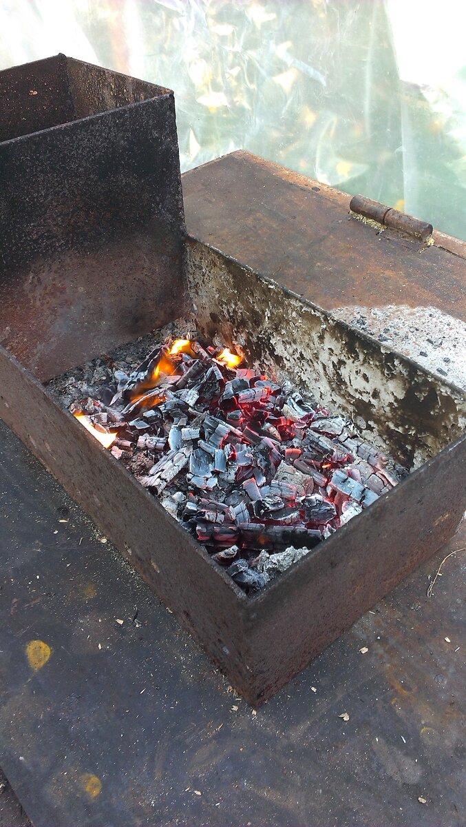 Изначально готовим угли.