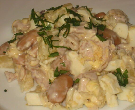 Салат из отварного куриного филе подойдет и на праздничный стол, и на каждый день.