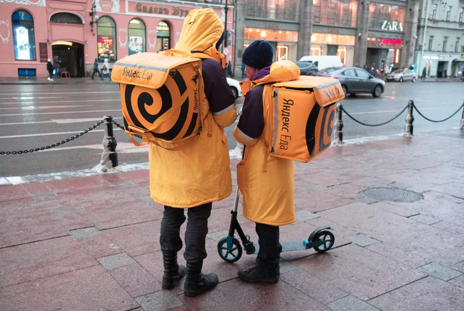 Можно пешком, на самокате, велосипеде. Как угодно, главное - доставь заказ.