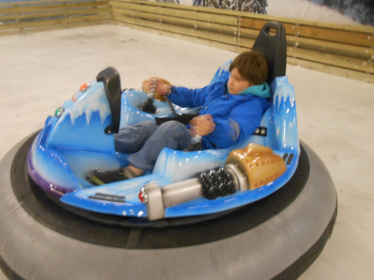 Зимняя сказка Лапландии. Этот вездеход прекрасно скользит по льду. Аттракцион платный даже для проживающих в Лаландии.