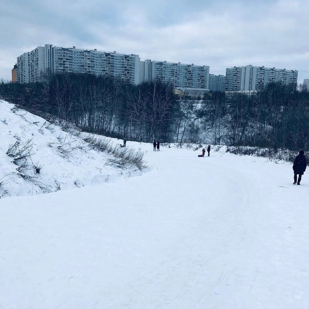 Эта горка подходит для всех возрастов и она пологая.