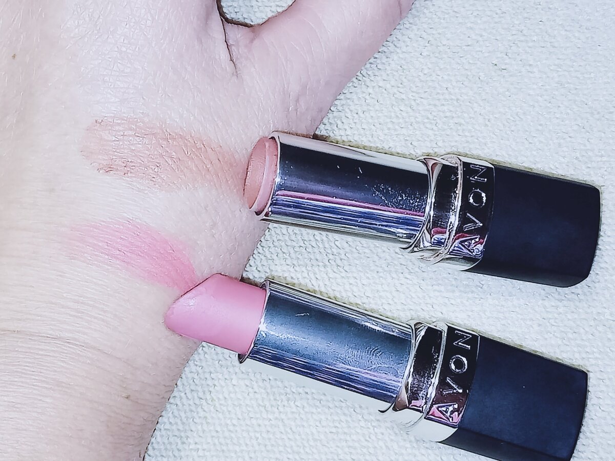 Два оттенка помады "Матовое превосходство. Невесомость"