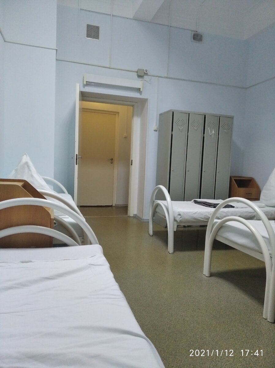 Моя палата. Из шести мест занято пока два.