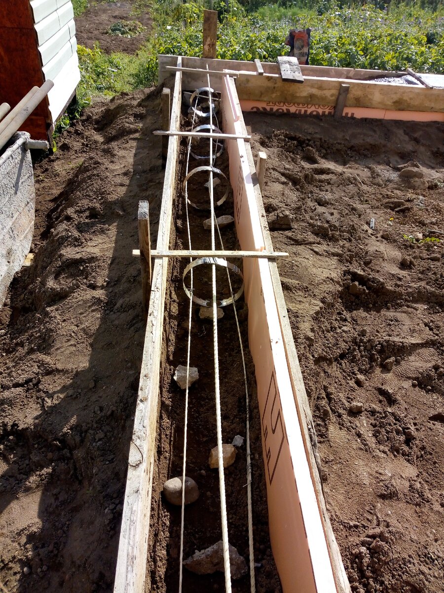 полистирол установлен внутри опалубки для заливки (и раствор не выйдет наружу изнутри)