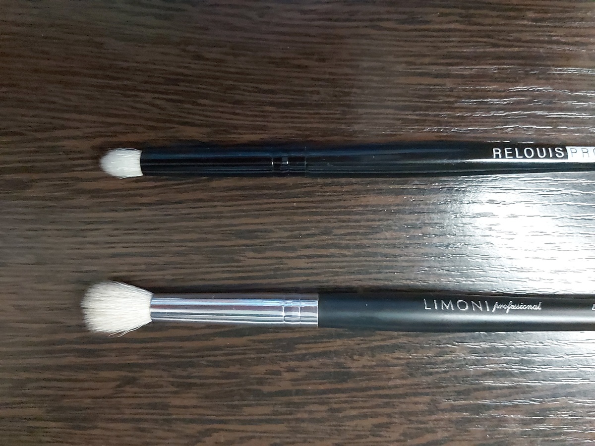 Сверху плотно набитая кисть, снизу - воздушная