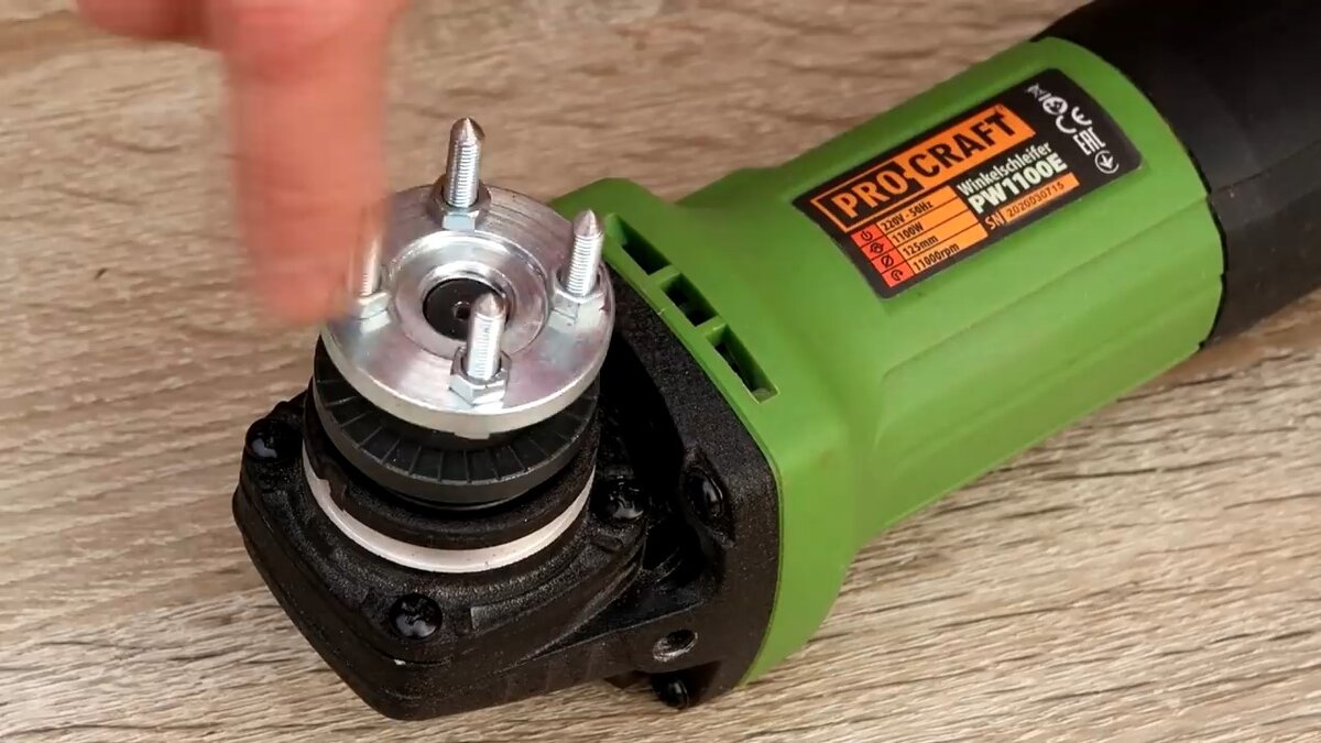 Болты на гайке.