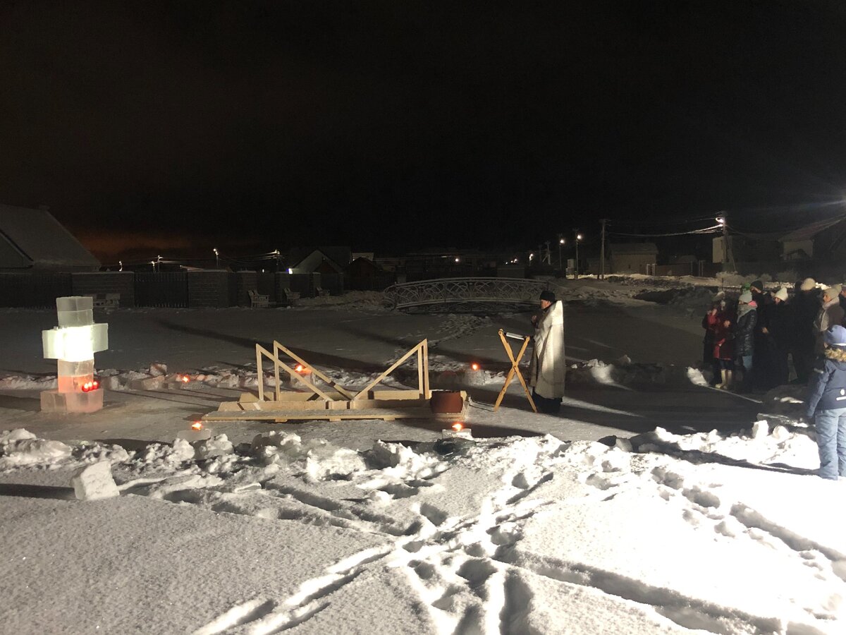 Водоосвящение  на озере коттеджного поселка "Малиновые вечера". Ленинградская область, Ломоносовский район.