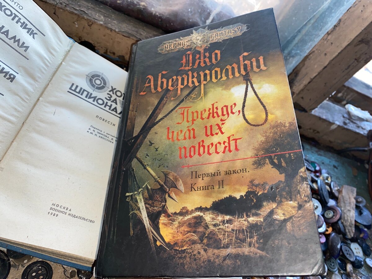 Заброшенный дом без крыши с высокой трубой. Показываю, что мы увидели  внутри бывшей жилой комнаты | Прекрасное рядом | Дзен