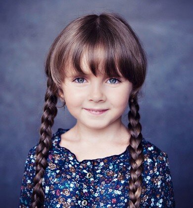 На фото: девочка с косичками. Фото с сайта fashionbank.ru