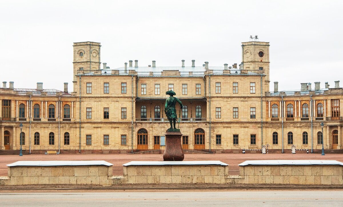 Памятник Павлу I напротив Большого Гатчинского дворца