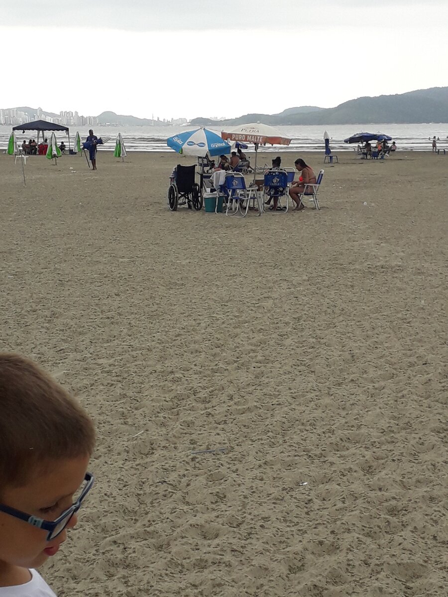 На фото семья приехавшая с дедом на отдых.