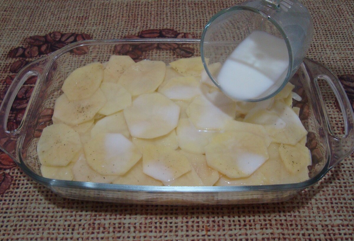 Просто картофель заливаю куриным бульоном с молоком и запекаю: картофель" Буланжер"(Делюсь рецептом)