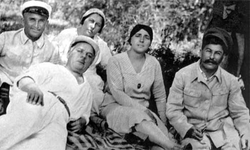 Н. С. Аллилуева и И. В. Сталин (первые справа)