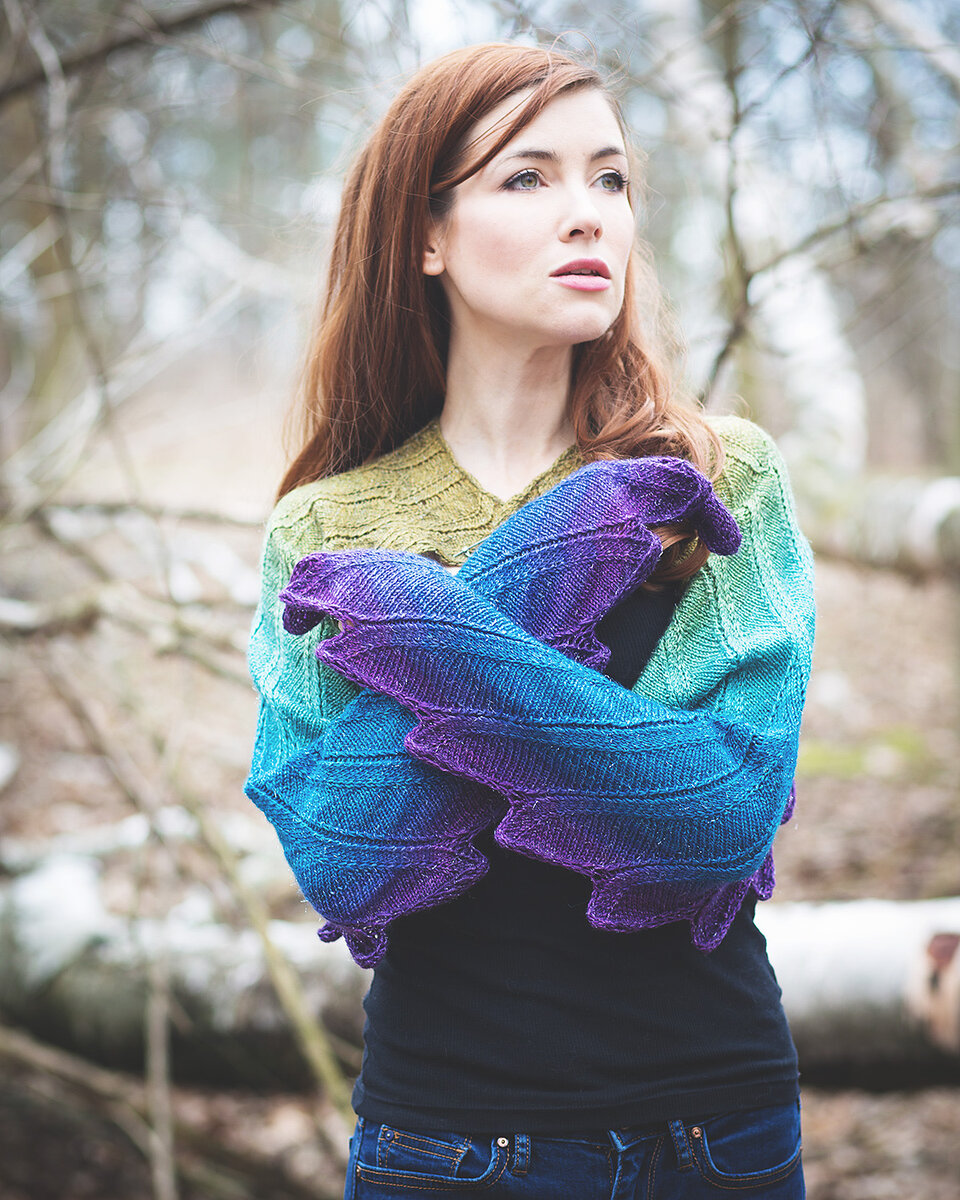 Вязаная спицами шаль в форме крыльев.