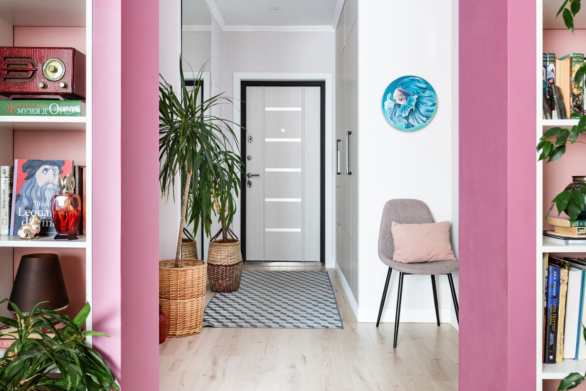 В ниши по обе стороны от входа в кухню-гостиную упаковали стеллажи, в них хранится детская литература и сувениры, привезенные из путешествий.