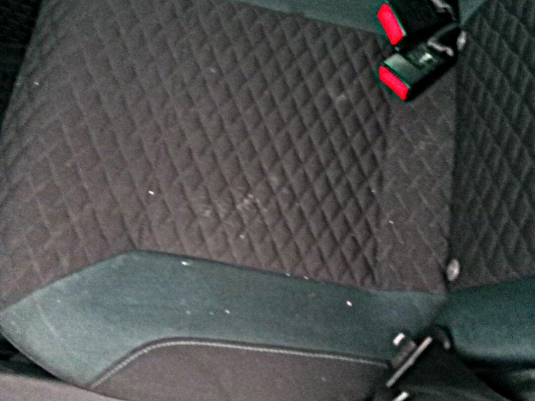 часто на сиденьях следы как от табуна минислонов в грязных сапогах