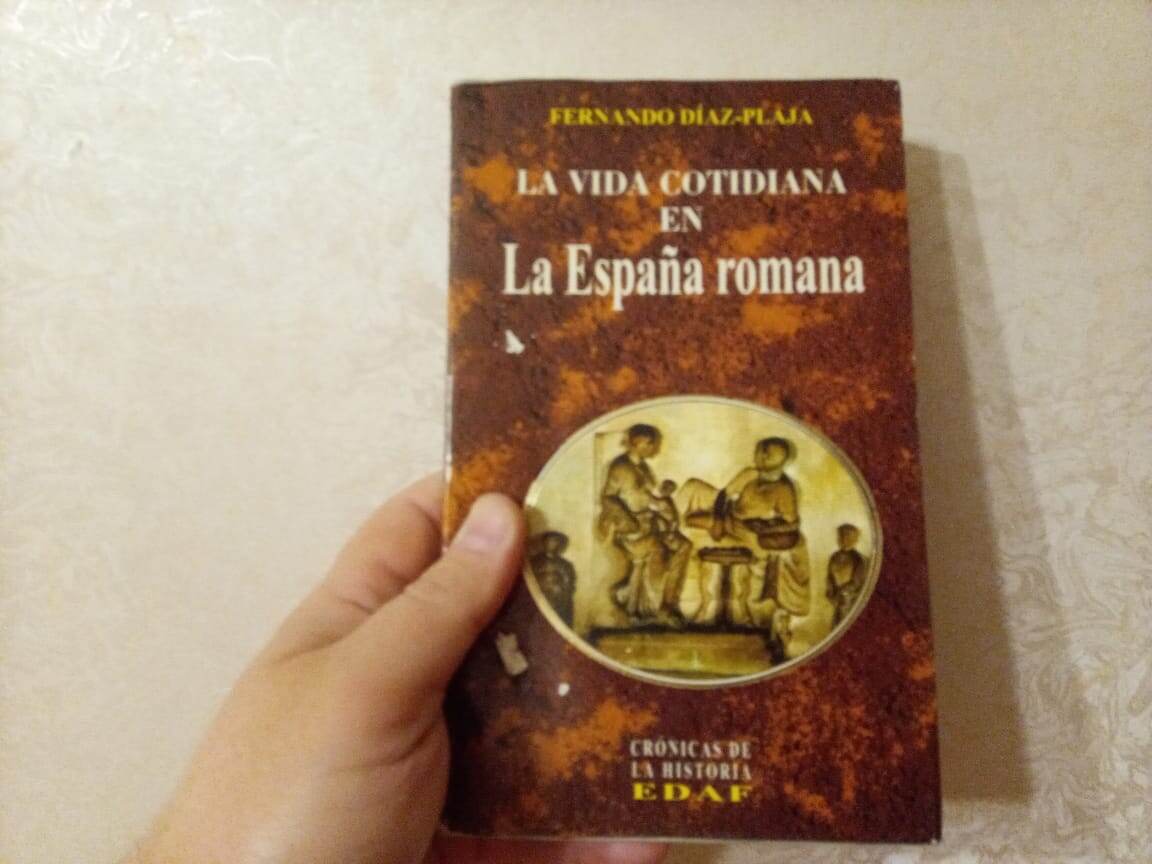 Книга принадлежит автору, рука принадлежит автору, фото сделано автором же, а сам автор приносит читателям свои извинения за низкое качество снимка.