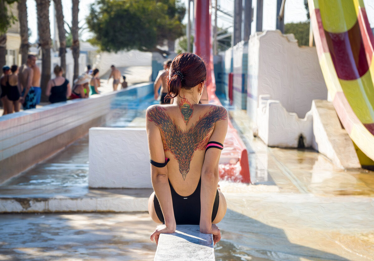 Девушка в аквапарке (источник pixabay.com)