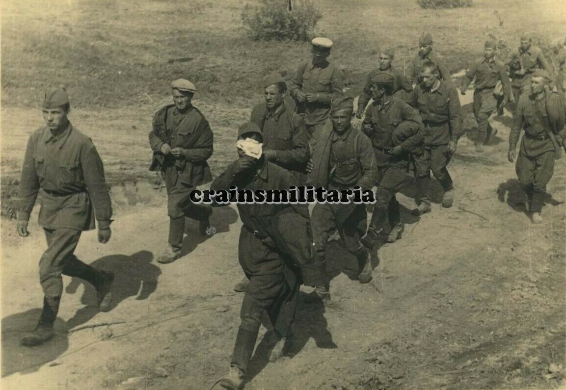 Военнопленные 1941 бундесархив. Пленные немцы 1944. Немцы конвоируют военнопленного. Марш военнопленных в киеве 1944. Лагерь советских военнопленных 1941.