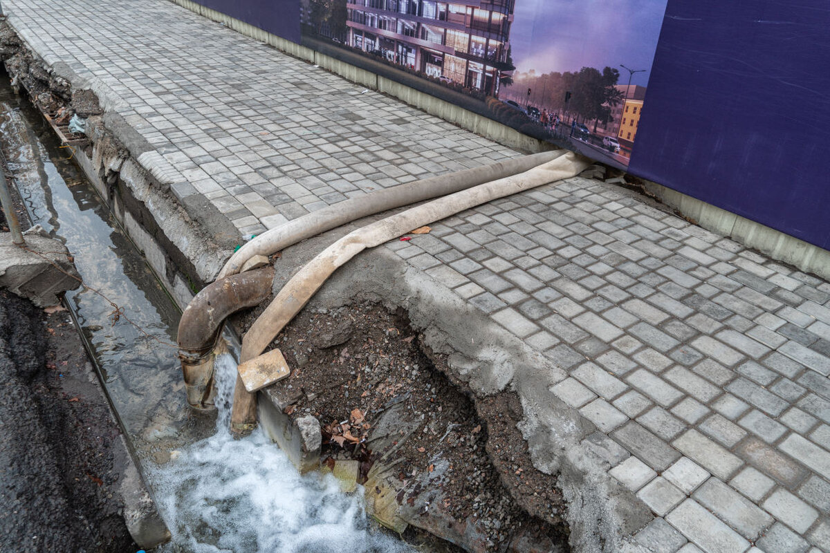 Идет откачка воды. Фото Андрея Кудряшова/"Фергана"