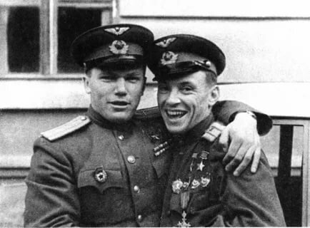 Евстигнеев - справа