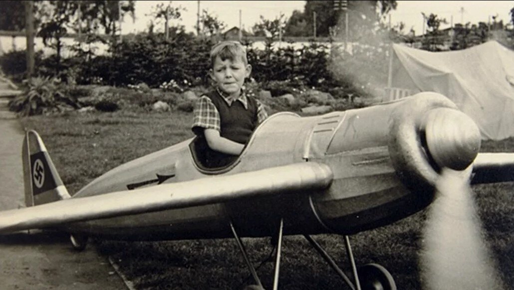 Юный Клаус в игрушечном самолёте, созданном узниками концлагеря. Фото: sueddeutsche.de