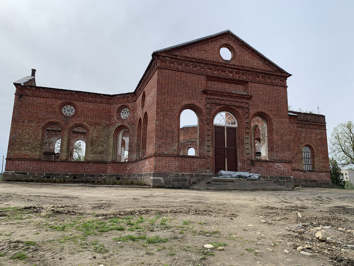 Руины лютеранской церкви в городе Лахденпохья в Республике Карелия
