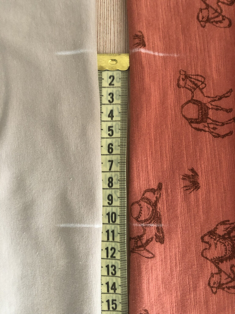 взяла два вида трикотажного полотна, отмечаю мелом 10 см.  