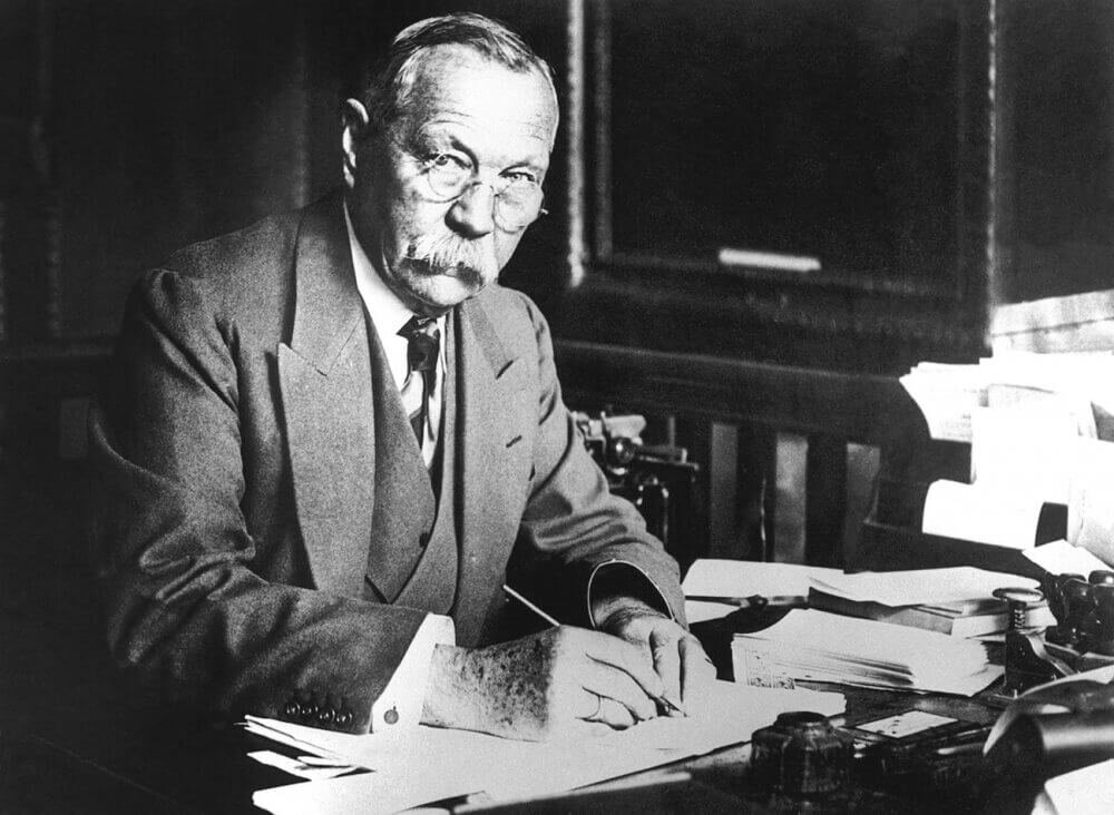 Артур Конан Дойл за работой