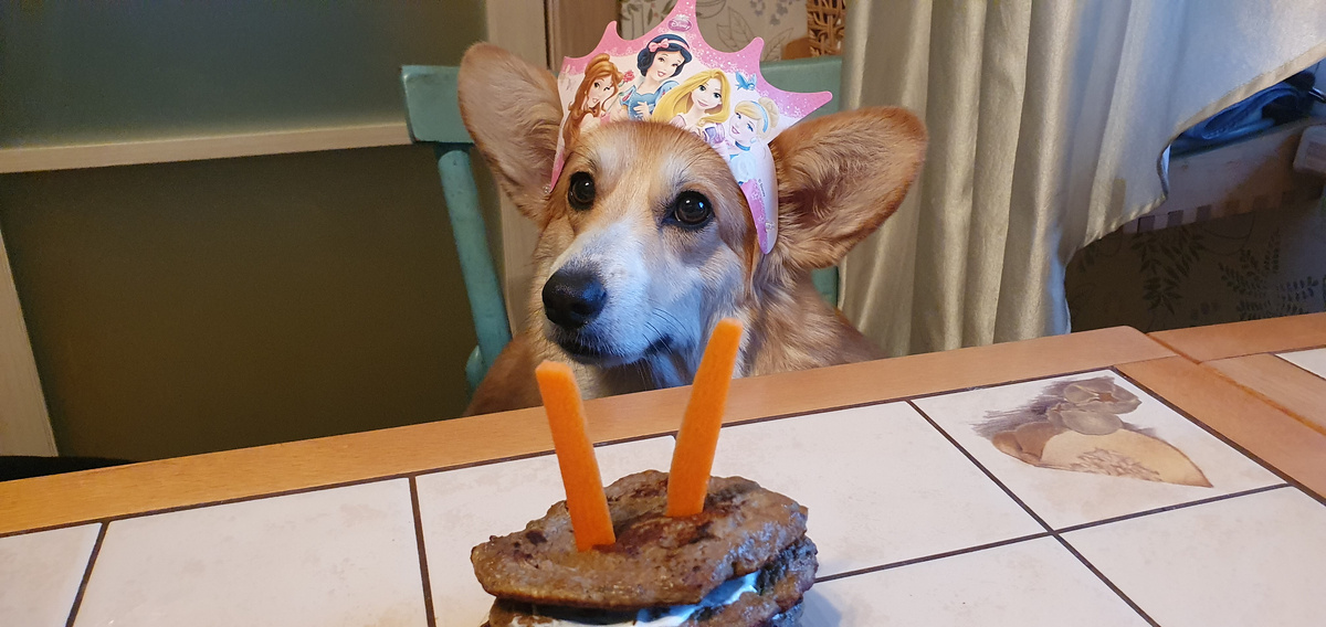 Дасе 2 года. Тортик из печеночных оладушек со свечками из моркоки