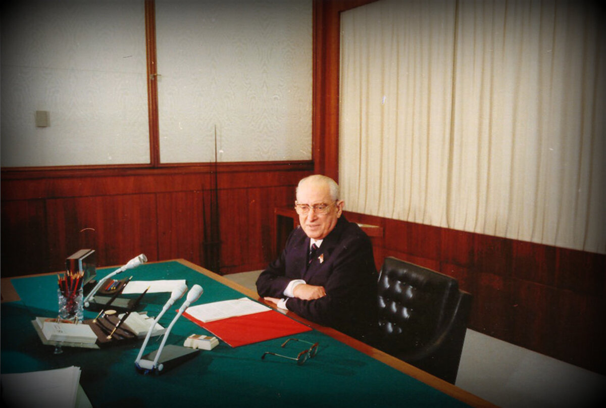 В рабочем кабинете