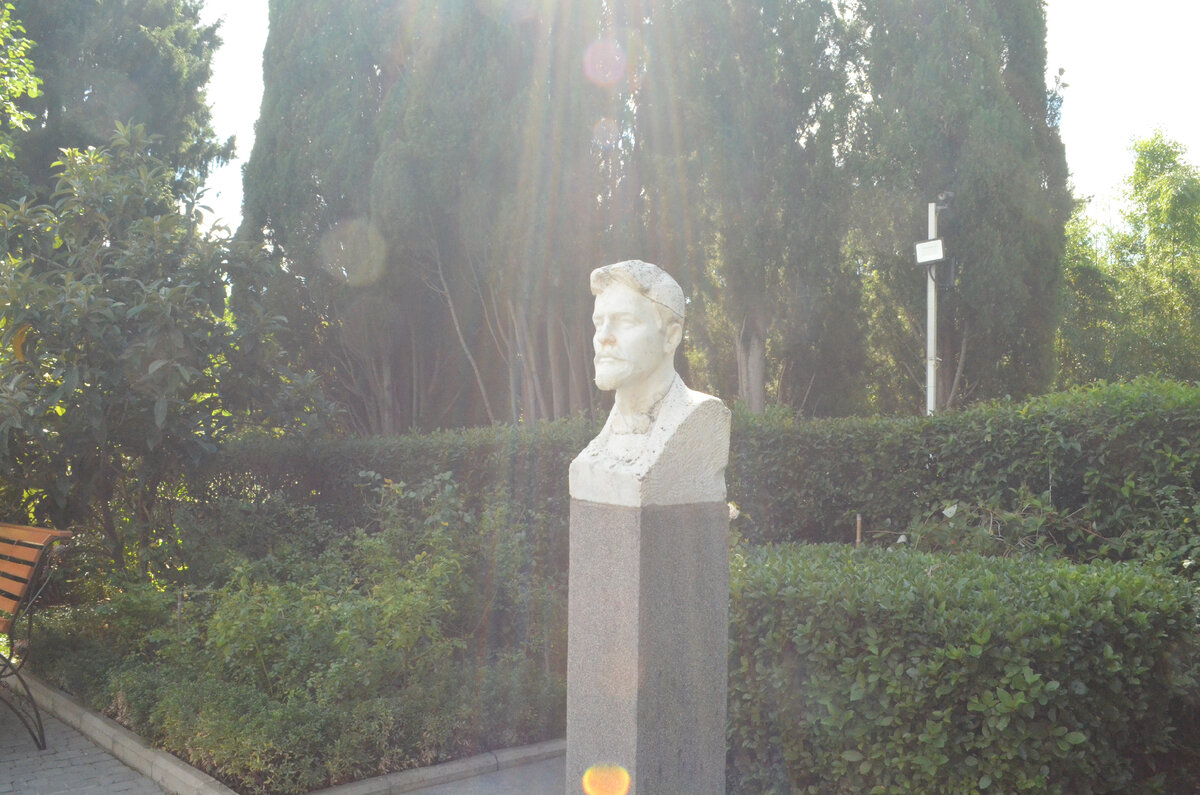 Ялта. Бюст писателя А. П. Чехова перед входом в музей. Фото автора. 