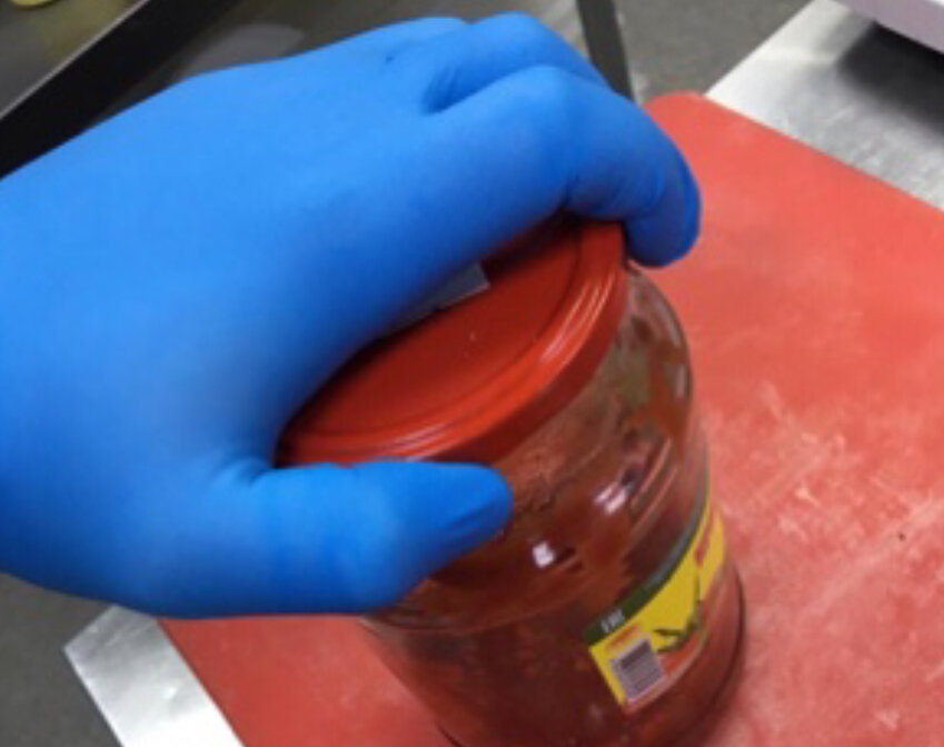 Небольшой лайфхак: в перчатках легче открутить крышку от банки